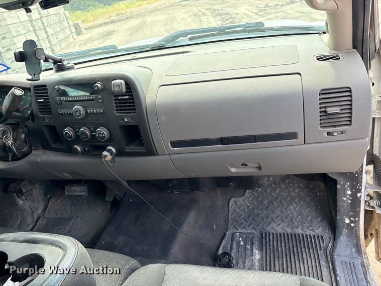 image for item EA7541 2013 GMC Sierra Ext. Cab pickup truck