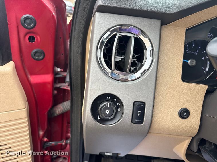 image for item EA7551 2016 Ford F250 Super Duty Crew Cab pickup truck