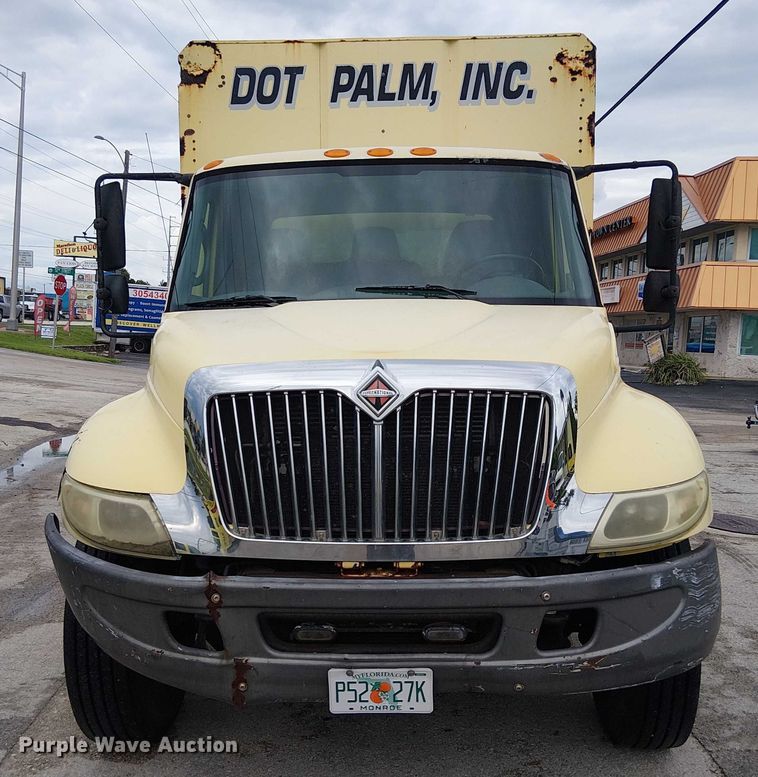 image for item EC3825 2006 International 4300 chipper truck