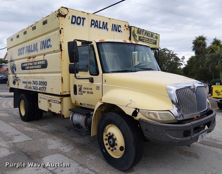 image for item EC3825 2006 International 4300 chipper truck