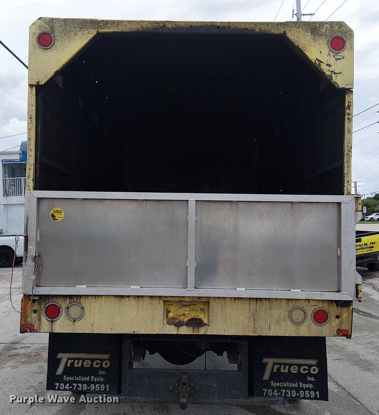 image for item EC3825 2006 International 4300 chipper truck