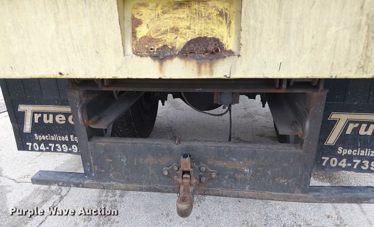 image for item EC3825 2006 International 4300 chipper truck