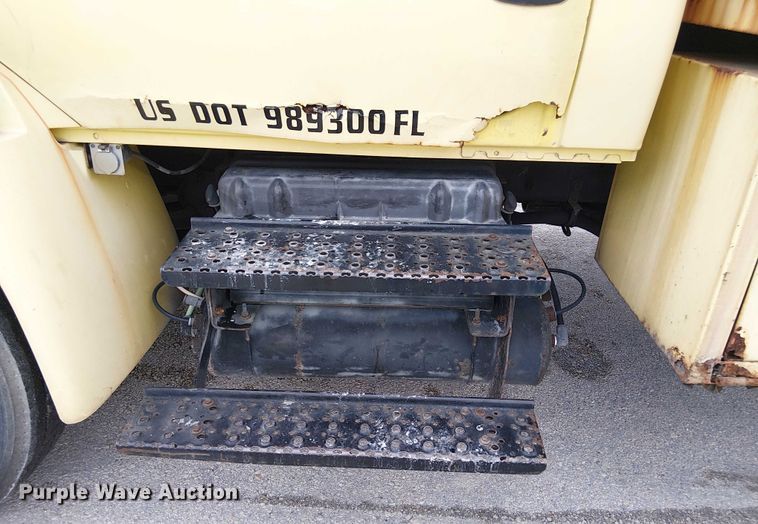 image for item EC3825 2006 International 4300 chipper truck