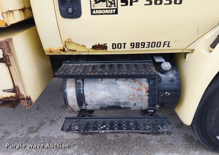 image for item EC3825 2006 International 4300 chipper truck