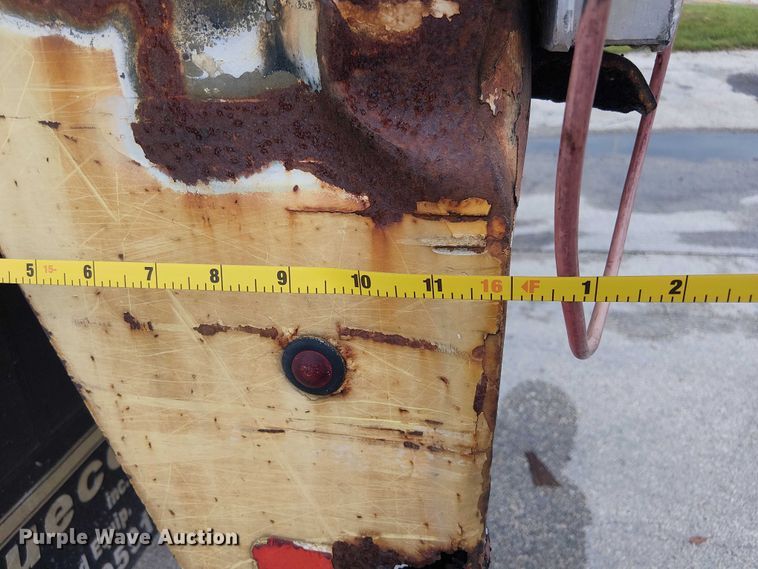 image for item EC3825 2006 International 4300 chipper truck