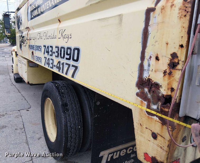 image for item EC3825 2006 International 4300 chipper truck