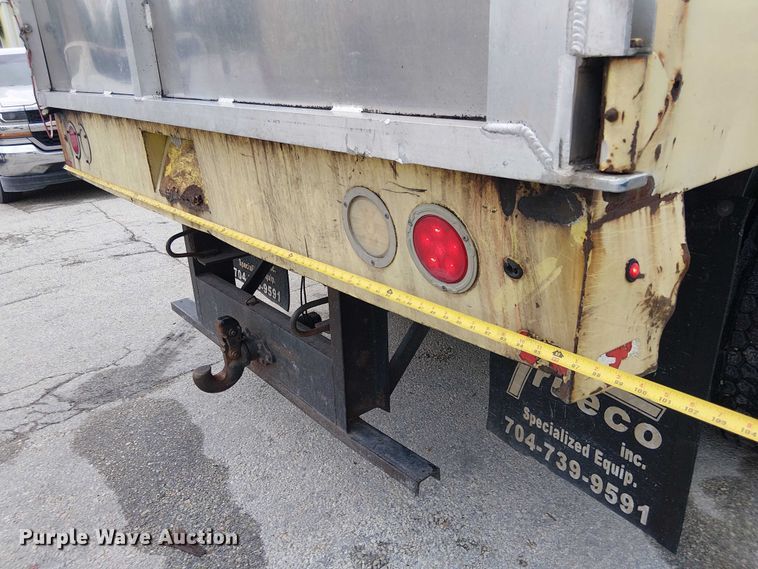 image for item EC3825 2006 International 4300 chipper truck