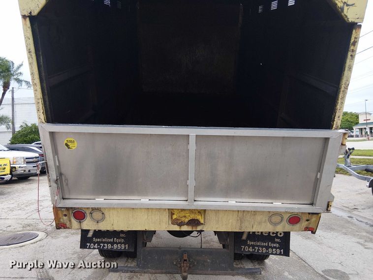 image for item EC3825 2006 International 4300 chipper truck