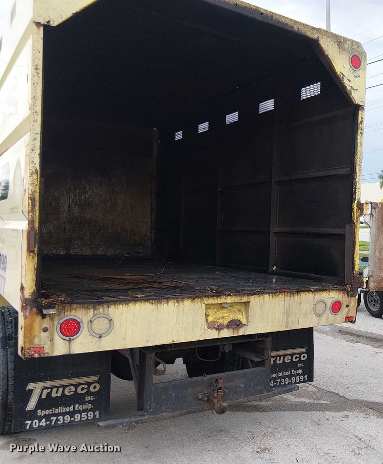 image for item EC3825 2006 International 4300 chipper truck