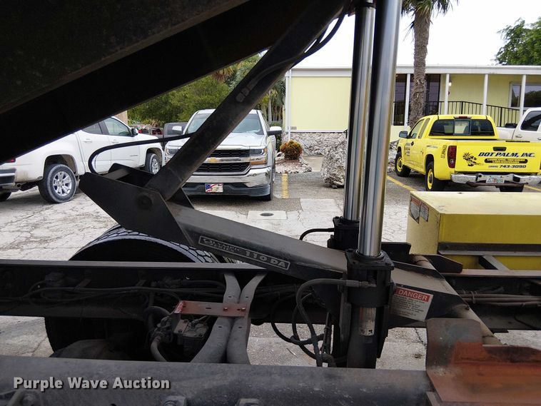 image for item EC3825 2006 International 4300 chipper truck