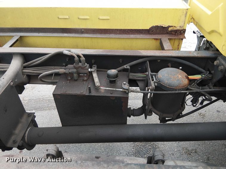 image for item EC3825 2006 International 4300 chipper truck