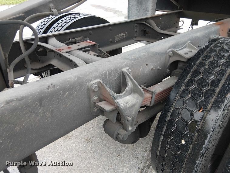 image for item EC3825 2006 International 4300 chipper truck