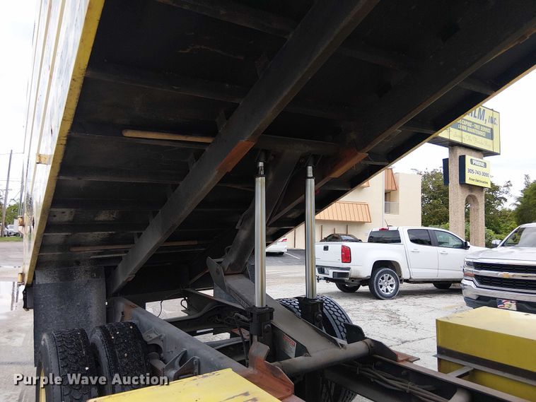 image for item EC3825 2006 International 4300 chipper truck