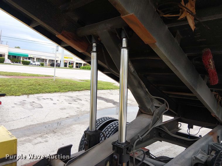 image for item EC3825 2006 International 4300 chipper truck