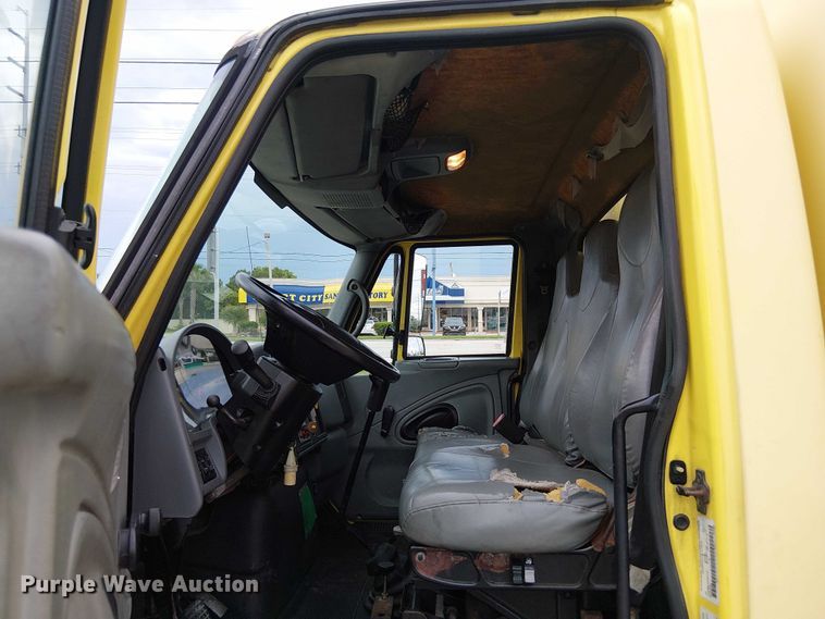 image for item EC3825 2006 International 4300 chipper truck