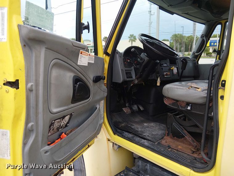 image for item EC3825 2006 International 4300 chipper truck