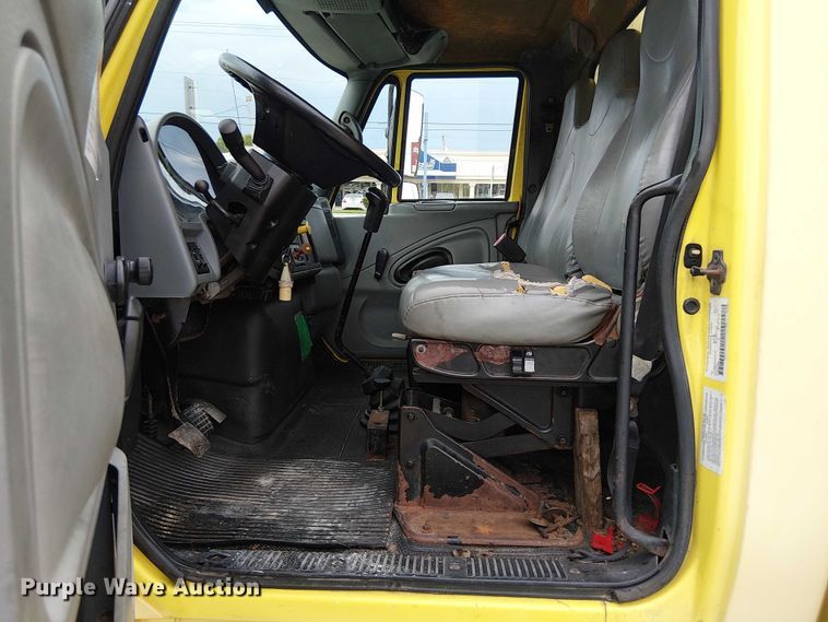 image for item EC3825 2006 International 4300 chipper truck