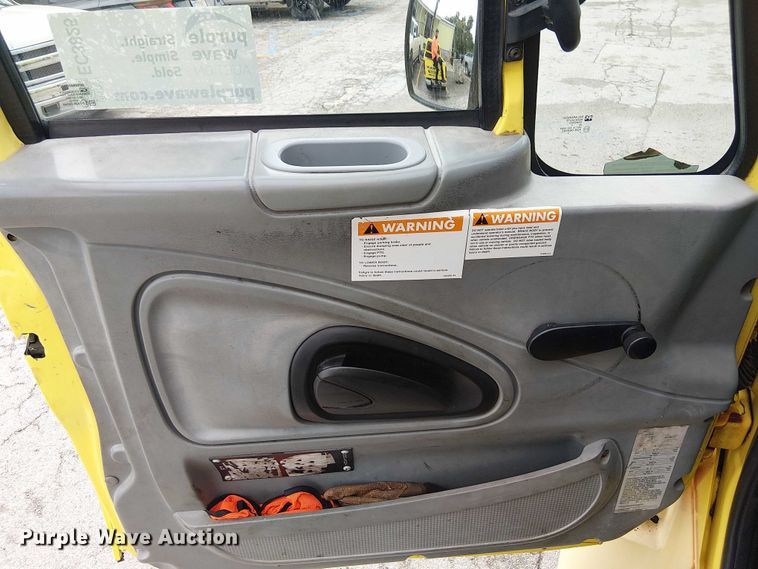 image for item EC3825 2006 International 4300 chipper truck