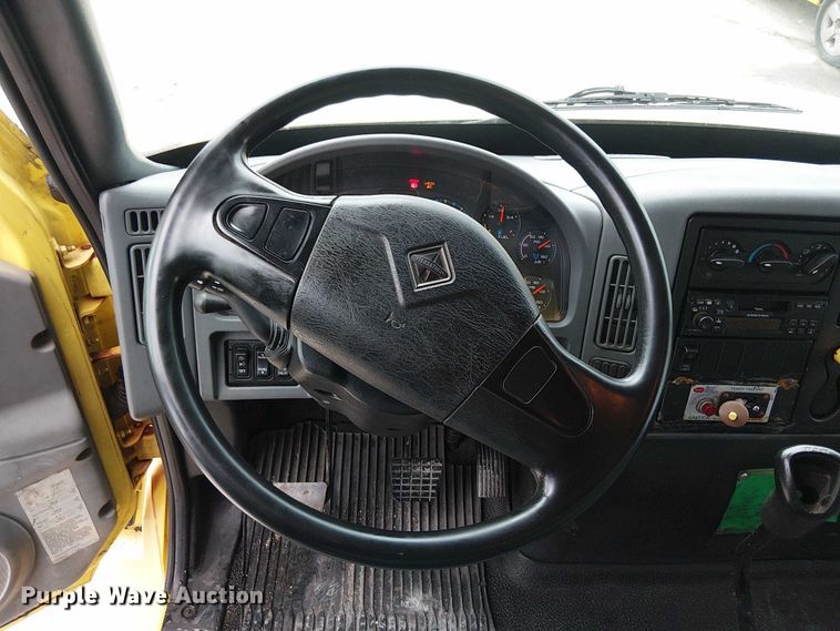 image for item EC3825 2006 International 4300 chipper truck