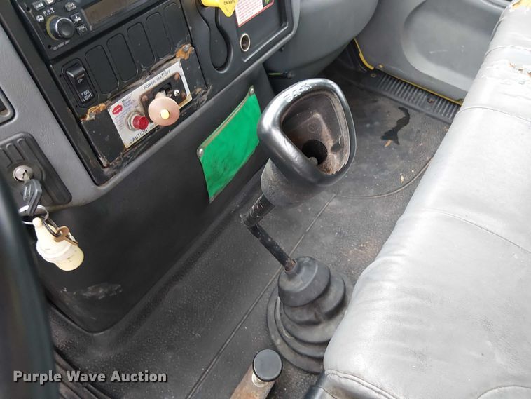 image for item EC3825 2006 International 4300 chipper truck