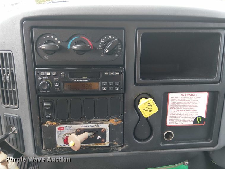 image for item EC3825 2006 International 4300 chipper truck