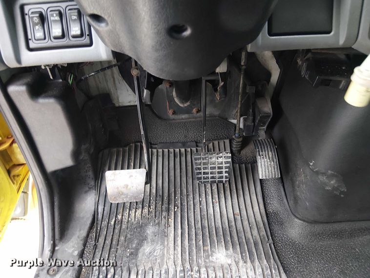 image for item EC3825 2006 International 4300 chipper truck