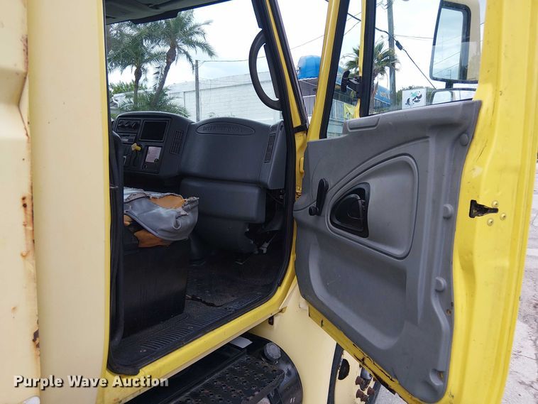 image for item EC3825 2006 International 4300 chipper truck