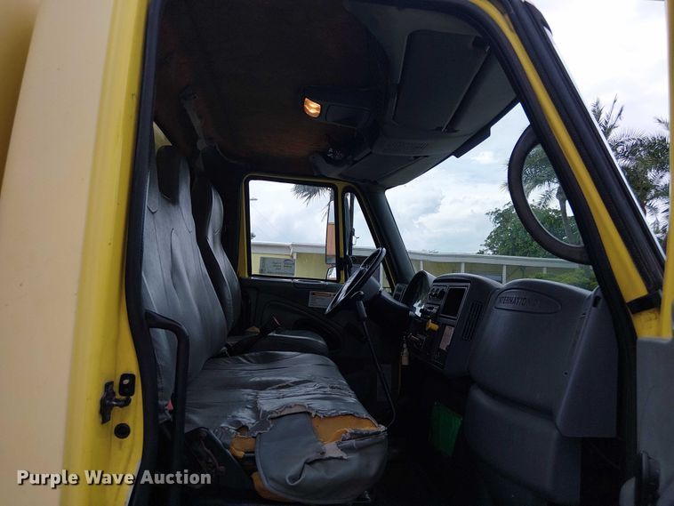 image for item EC3825 2006 International 4300 chipper truck