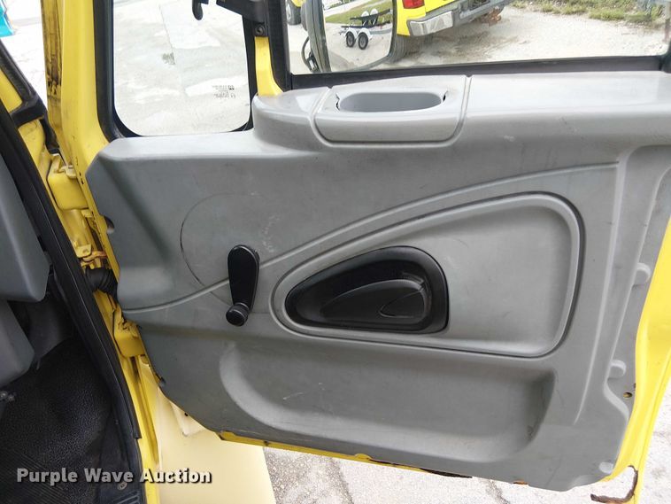 image for item EC3825 2006 International 4300 chipper truck