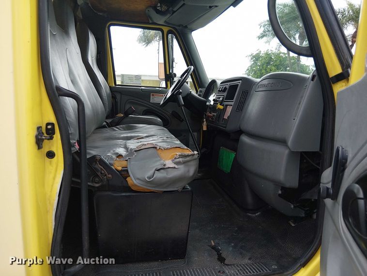 image for item EC3825 2006 International 4300 chipper truck