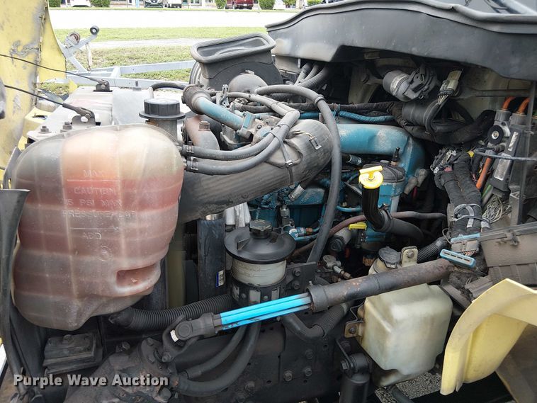 image for item EC3825 2006 International 4300 chipper truck