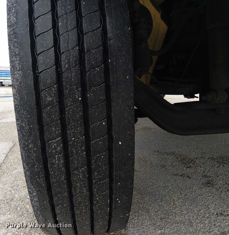 image for item EC3825 2006 International 4300 chipper truck