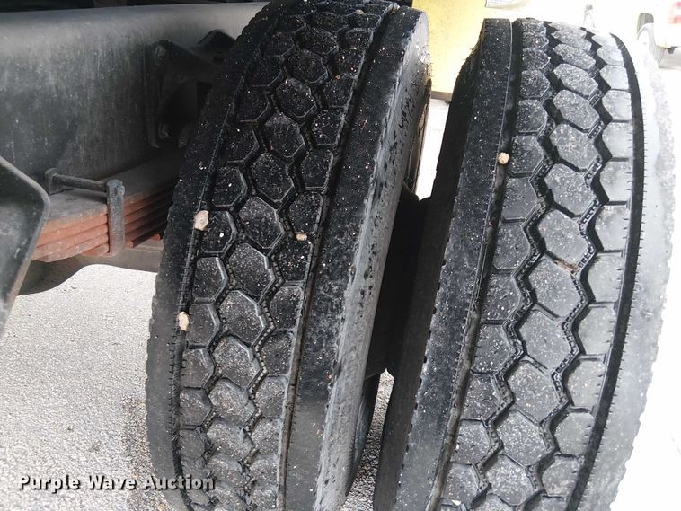 image for item EC3825 2006 International 4300 chipper truck