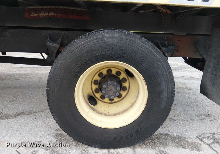 image for item EC3825 2006 International 4300 chipper truck