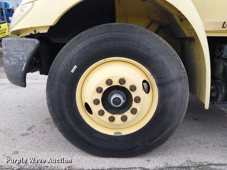 image for item EC3825 2006 International 4300 chipper truck