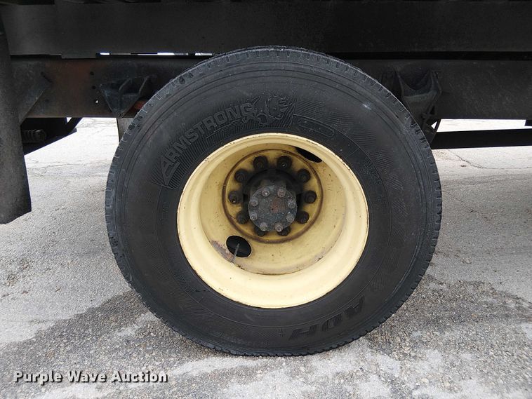 image for item EC3825 2006 International 4300 chipper truck