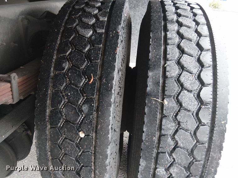 image for item EC3825 2006 International 4300 chipper truck