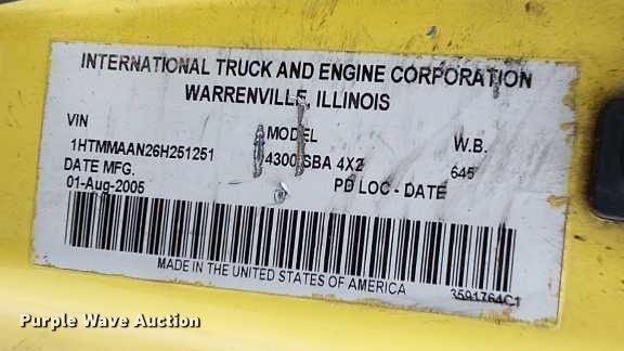 image for item EC3825 2006 International 4300 chipper truck