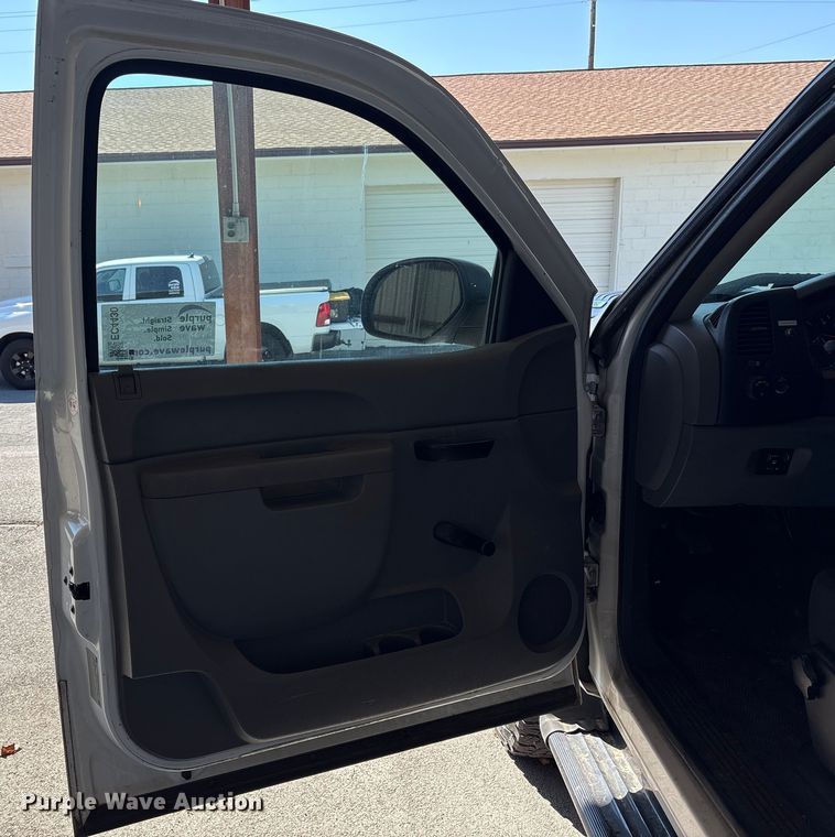 image for item EC4430 2013 Chevrolet Silverado 2500HD utility bed pickup truck