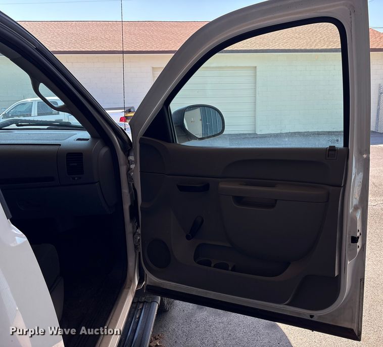 image for item EC4430 2013 Chevrolet Silverado 2500HD utility bed pickup truck