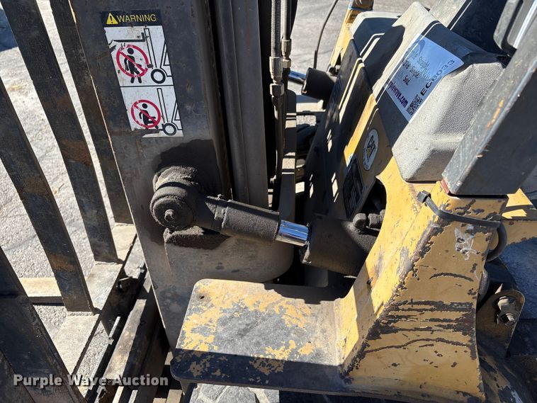 image for item EC8033 1997 Caterpillar GP25 forklift