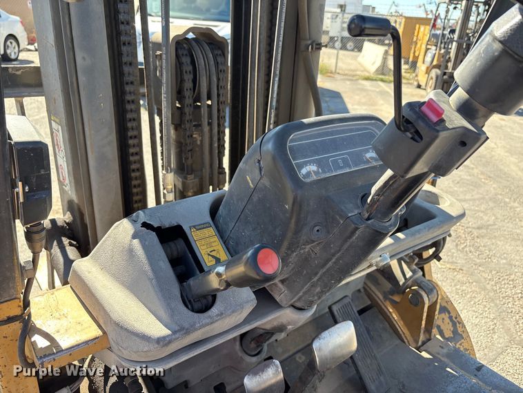 image for item EC8033 1997 Caterpillar GP25 forklift