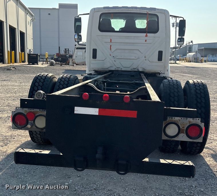 image for item ED5609 2002 International 4300 truck cab and chassis