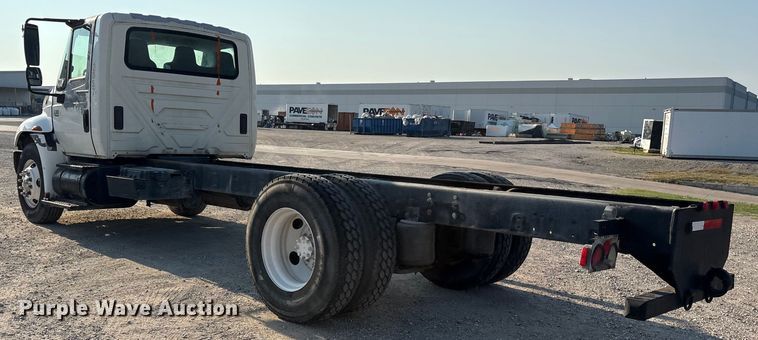 image for item ED5609 2002 International 4300 truck cab and chassis