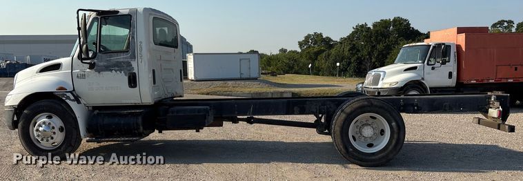 image for item ED5609 2002 International 4300 truck cab and chassis
