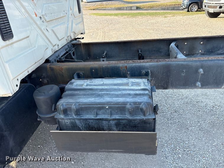 image for item ED5609 2002 International 4300 truck cab and chassis