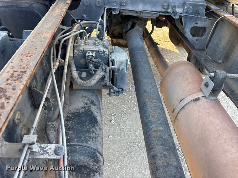 image for item ED5609 2002 International 4300 truck cab and chassis