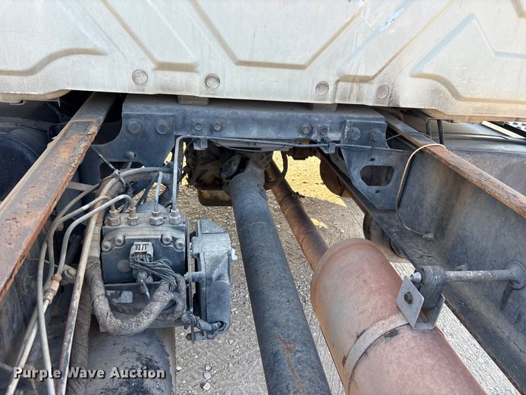 image for item ED5609 2002 International 4300 truck cab and chassis