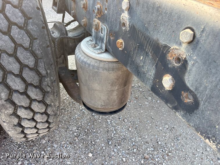 image for item ED5609 2002 International 4300 truck cab and chassis