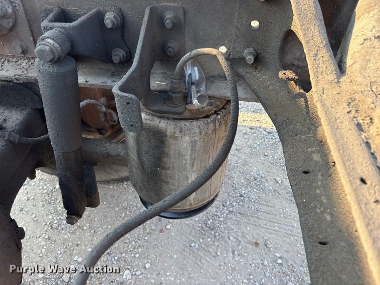 image for item ED5609 2002 International 4300 truck cab and chassis